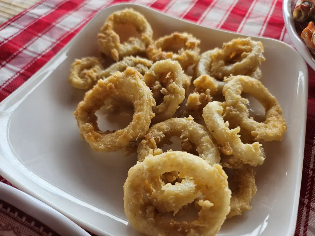 Golden brown crispy fried squid rings (Calamares)