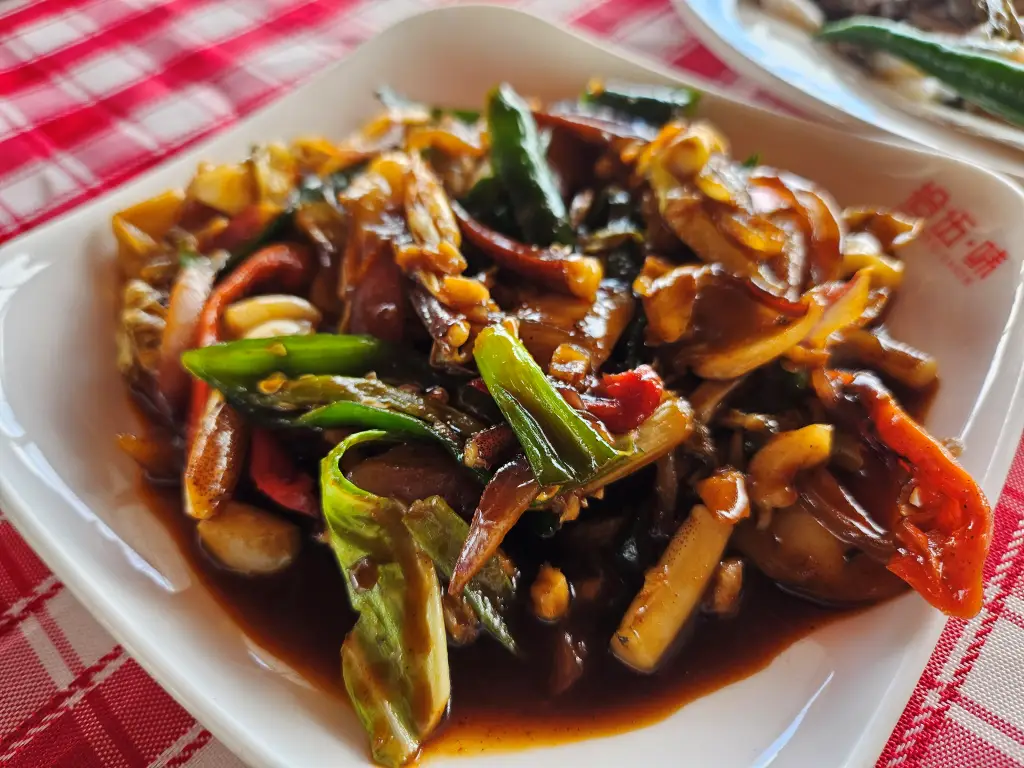 Spicy stir-fried squid with chili peppers and sauce